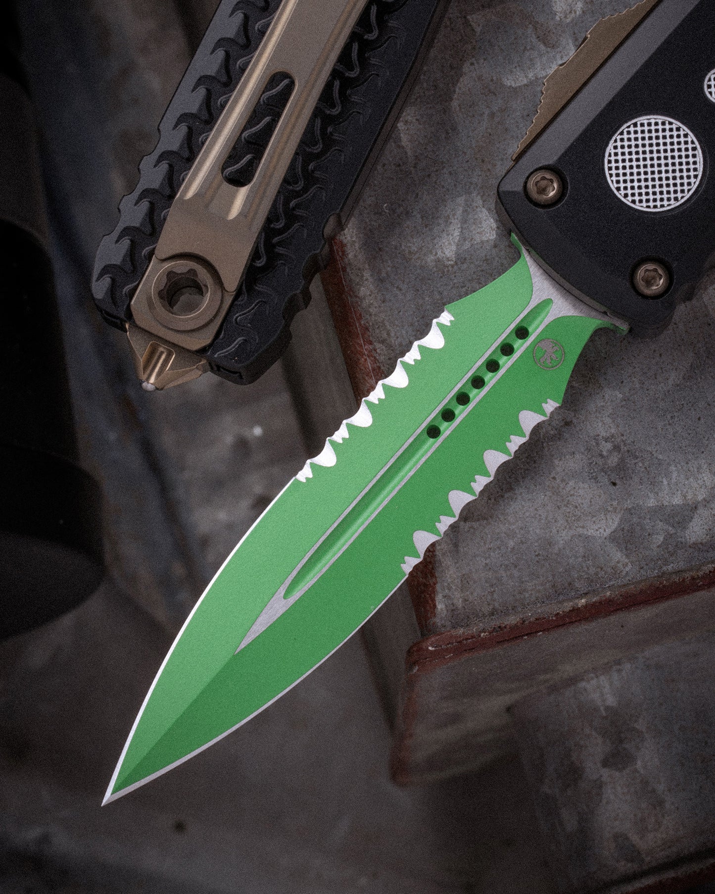 UTX-85® GEN IV D/E BLACK PARTIAL SERRATED JEDI MASTER WITH GREEN BLADE, BRONZE HARDWARE, AND BLACK CHASSIS (12324-2JM)