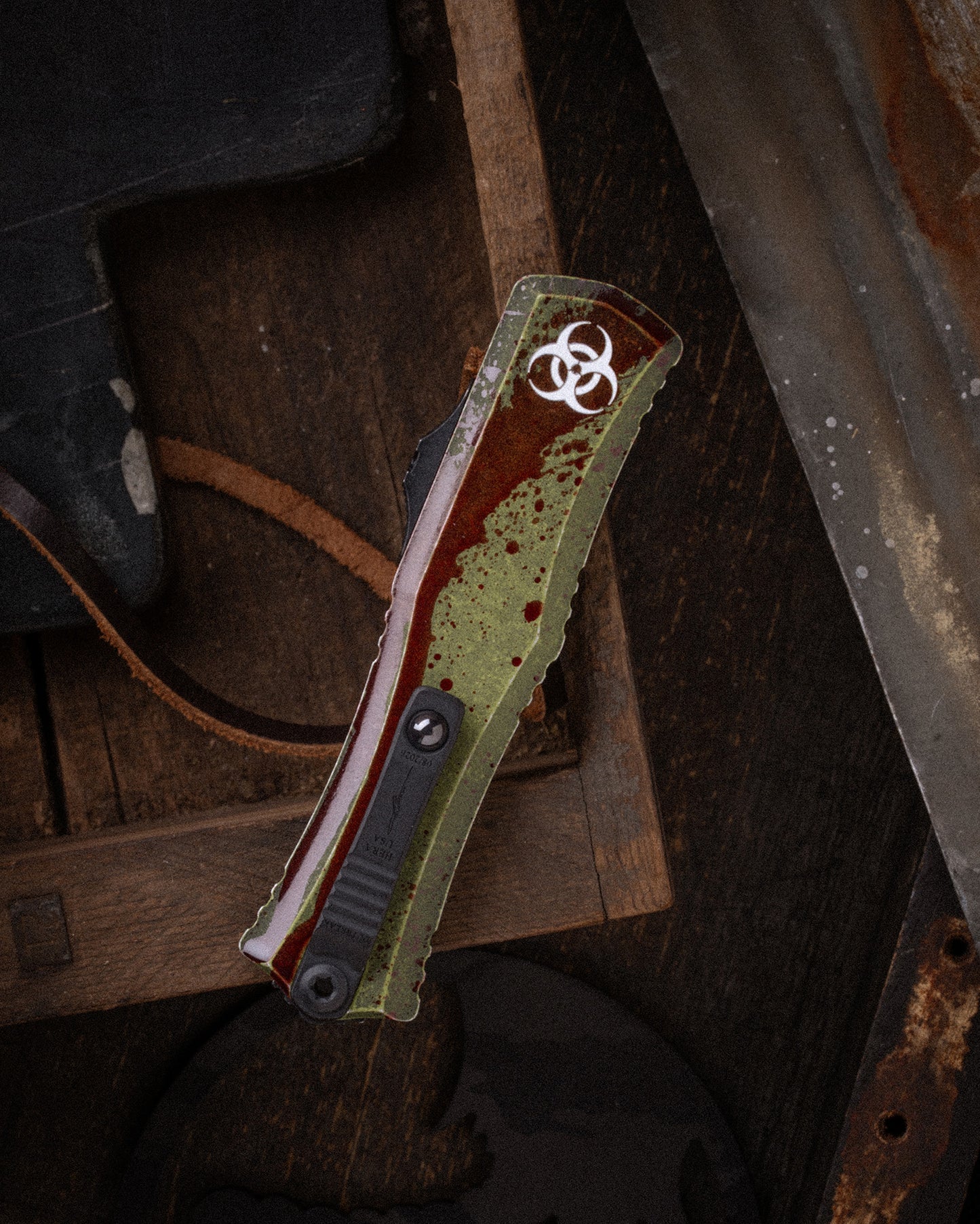 Hera® II Mini T/E SIGNATURE SERIES OUTBREAK DEEP ENGRAVED full serrated Standard (1704M-3OBDS)