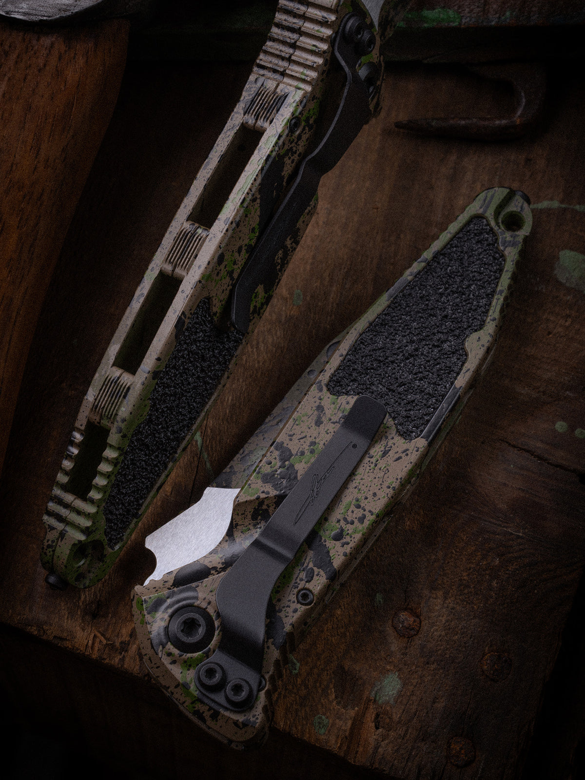 SOCOM® ELITE AUTO SPEAR POINT SIGNATURE SERIES TAN BLACK AND OD GREEN SPLATTER STANDARD (160A-1ODTABKSPLSS)